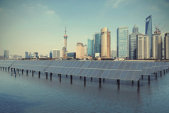 上海外滩天际线地标在生态能源太阳能电池板