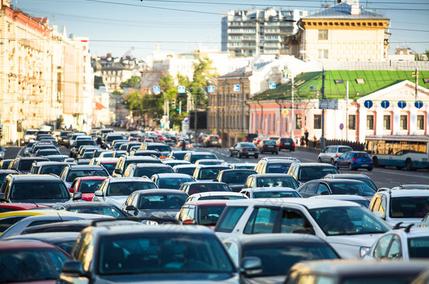 汽车在交通堵塞在莫斯科站立.
