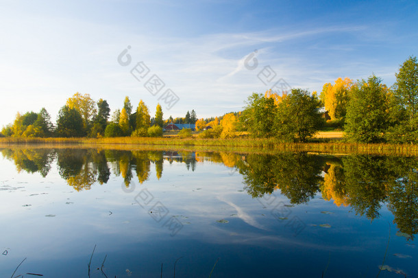 宁静的<strong>秋天</strong>水景<strong>美丽</strong>的颜色