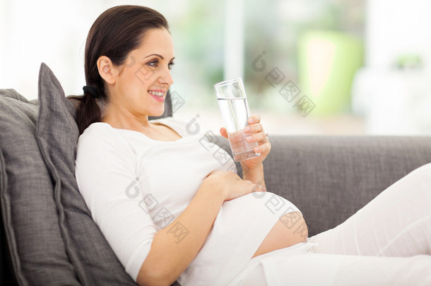 孕妇喝水<strong>虽然</strong>躺在沙发上