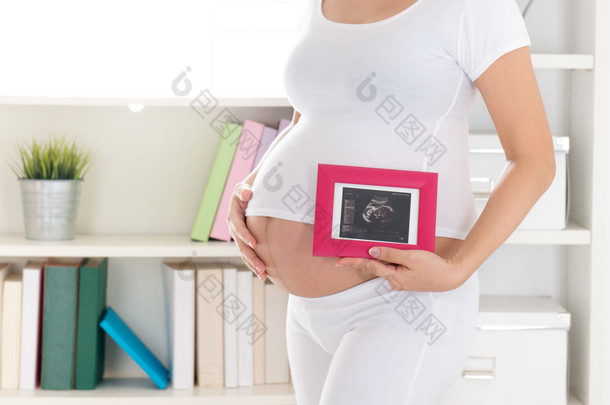 孕妇和超声扫描照片