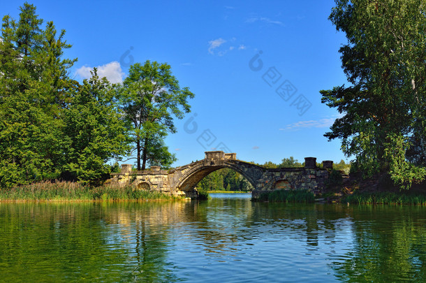 夏天风景湖和在 gatchina 公园<strong>桥</strong>,