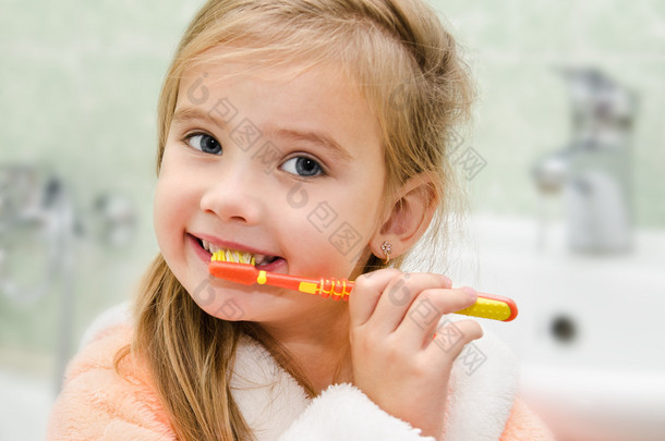 微笑小女孩刷牙牙齿
