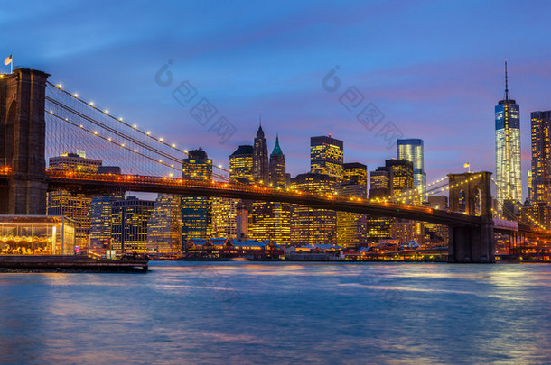 布鲁克林大桥用灯和思考的全景