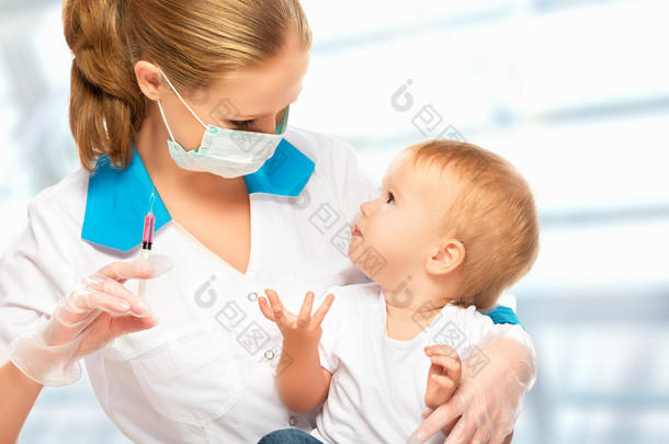 医生注射<strong>儿童疫苗</strong>接种婴儿