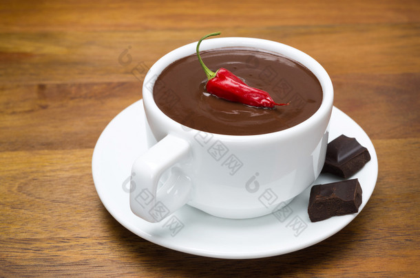 杯热巧克力与辣椒木制背景上