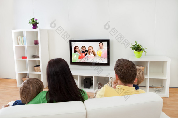 年轻的家庭看电视