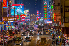 香港，中国 — — 2013 年 3 月 16 日： 旺角街头一幕。丰富多彩的购物街，在夜间照明。旺角是香港的一个区，拥有世界上人口密度最高