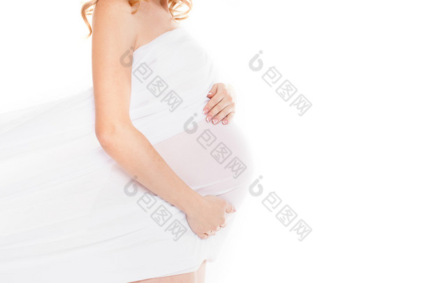 孕妇拿着的红色小鞋子婴儿<strong>双红色背景</strong>上的肖像。工作室