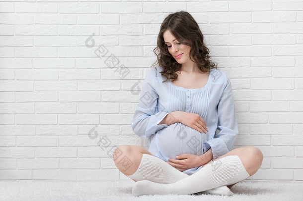 年轻孕妇的画像