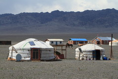 在沙漠里的蒙古包村庄蒙古戈壁
