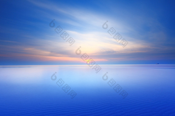 蓝色的大海和<strong>天</strong>空在日落时
