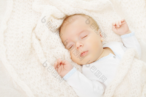 刚<strong>出生</strong>的婴儿睡觉，覆盖在柔软的毛毯