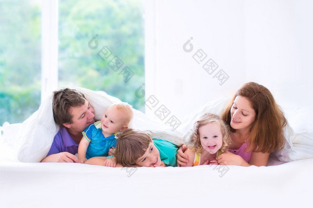 幸福的大家庭，在卧室里