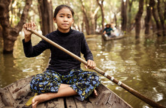 身份不明的柬埔寨女子赛艇她的小船在萨湖水村
