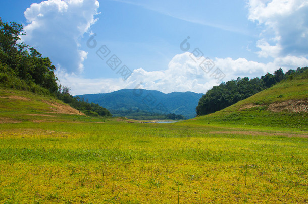 黄色草地上的小山和蓝蓝的天空.