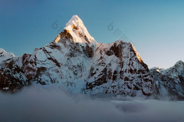 晚上 ama dablam 的视图