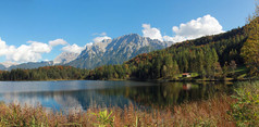 在秋天的高山湖 lautersee 和 karwendel 山