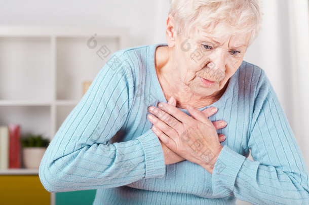 老年妇女心脏病发作