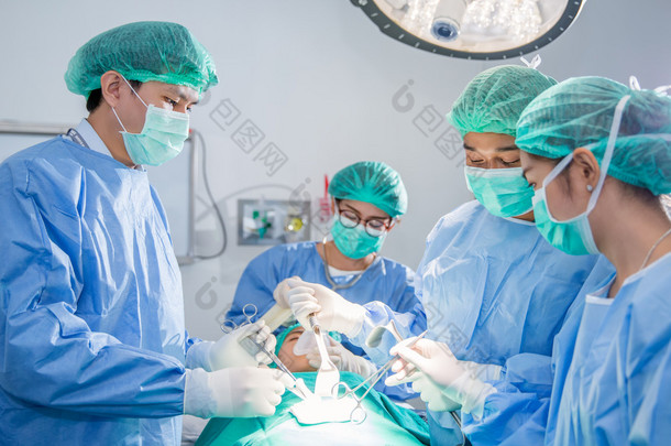 医生和外科手术团队运营