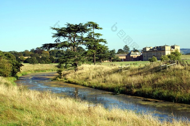 在农村，英格兰一条河的视图
