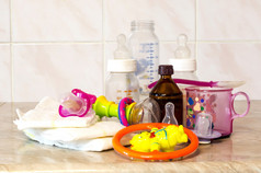 玻璃奶瓶喂养、 玩具和婴儿尿布的混合物与