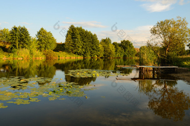 农村湖景观