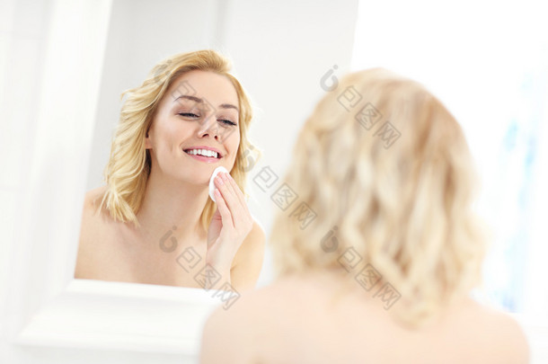 幸福的女人清洗脸