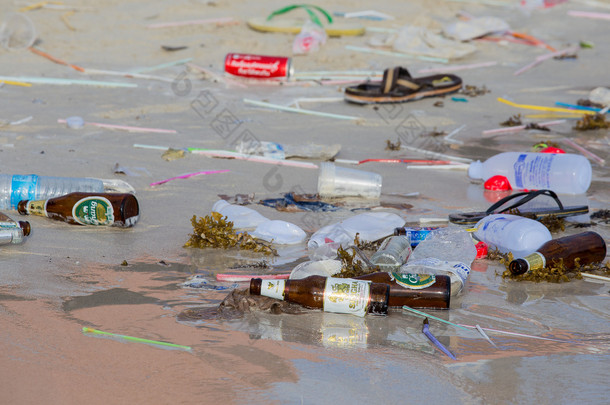 在海滩上的海水污染，满月后的后果方。岛帕岸岛，泰国