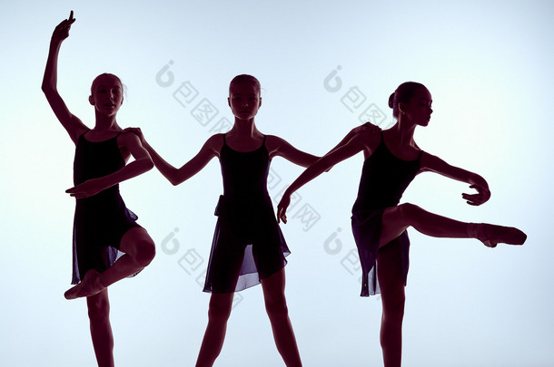 从款式组成三个年轻的芭蕾舞演员