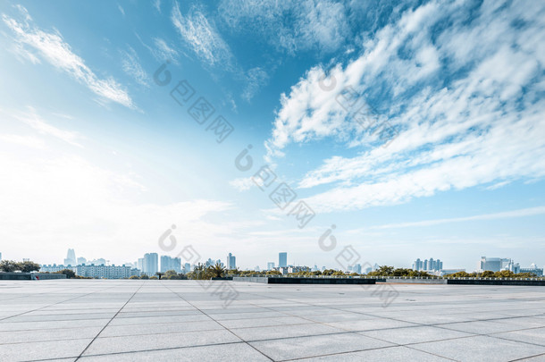 空的广场和地板与天空