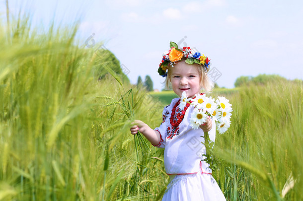在球场打球的乌克兰连衣裙的小女孩