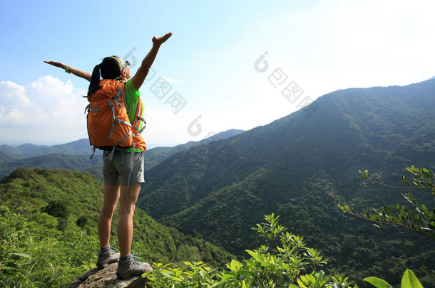 张开双臂欢呼女人的徒步<strong>旅行者</strong>