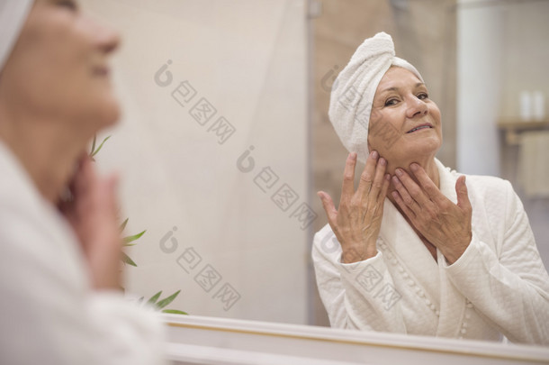 成熟的女人做脸部按摩