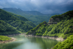 湖坝 Siriu。美丽的风景，从 Siriu 湖堤坝，布泽乌集团军，罗马尼亚
