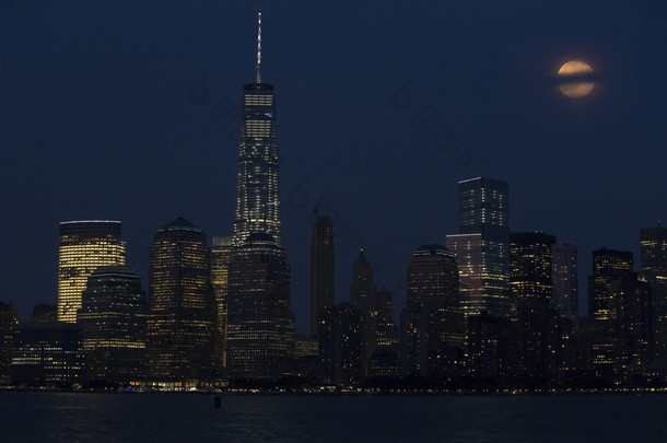 摩天大楼在月光下