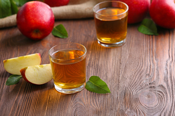 眼镜的苹果汁和桌上的水果关闭
