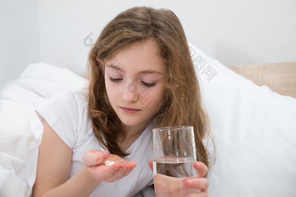 女孩服用药丸放在卧室中