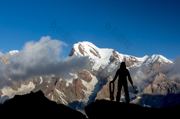 阿尔卑斯山登山者到达顶峰