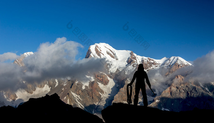 阿尔卑斯山登山者到达顶峰