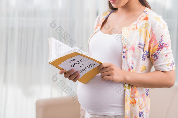 怀孕的女人读<strong>一本书</strong>的名字