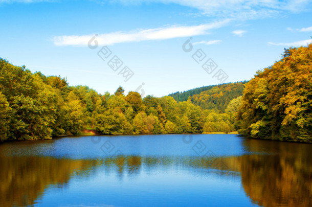 在秋天的树林用反射湖.