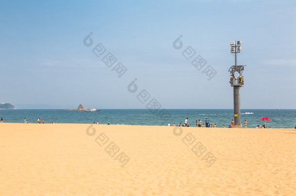 2014 年 4 月 15 <strong>日</strong>: 中午在大梅沙，一群身份不明的人玩，海滩上尚不确定。大梅沙是深圳市最受欢迎的海滩之一.