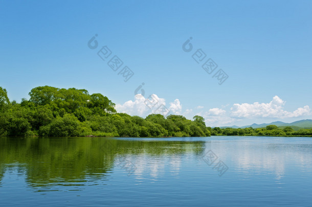 河夏季景观与蔚蓝的天空和云