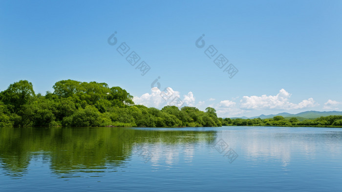 河夏季景观与蔚蓝的天空和云