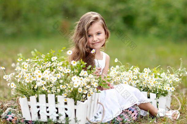 一个带着花的漂亮小女孩的肖像