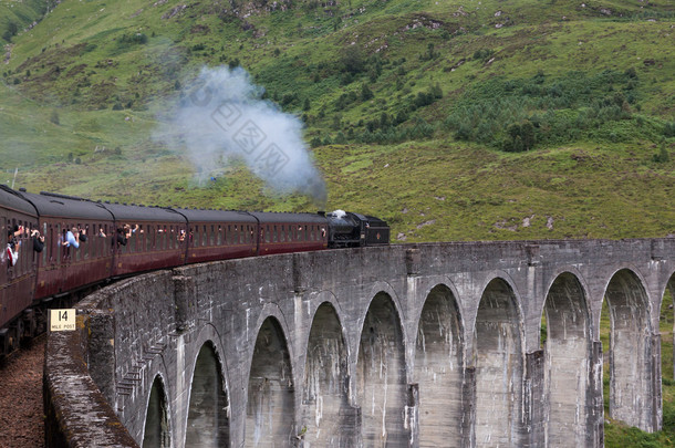 蒸汽火车上著名格兰芬兰高架桥，苏格兰，联合王国的细节