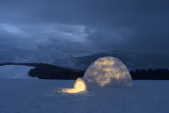 在山上的雪冰屋