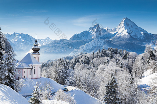 德国巴伐利亚州贝赫特斯加德纳地区阿尔卑斯山带教堂的冬季仙境