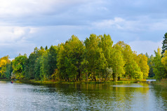 墙上的湖上庭园宫公园秋天的树林